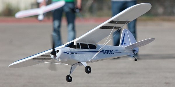 AEROMODELO - Como pilotar um avião por controle remoto? 